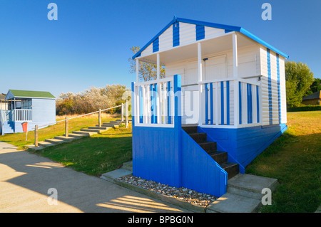 Dipinta di fresco in legno capanna sulla spiaggia, Tankerton, Kent, England, Regno Unito Foto Stock