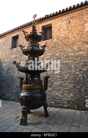 Antica urna nel tempio di Jinshan (Golden Hill), Zhenjiang, Cina. Foto Stock