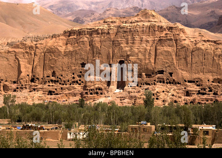 Vista della Valle di Bamiyan, dove si trovavano le statue del Buddha, e delle numerose grotte buddiste nella parete rocciosa dell'Afghanistan Foto Stock