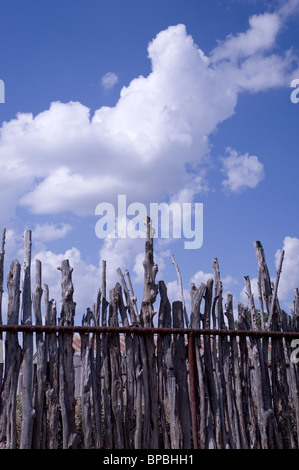 Linea di recinzione e nuvole Foto Stock