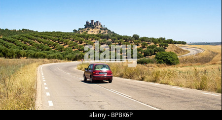 Avvicinando il castello moresco a Almodovar del Rio, vicino a Cordoba, Andalusia. Foto Stock