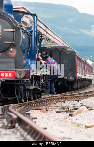 Il Caledonian Railway numero 828 con driver a Aviemore stazione in Scozia. Foto Stock