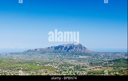 Colpo da Cumbre Del Sol Benitachell, Spagna - di fronte al con Montgo Denia e Javea su entrambi i lati Foto Stock