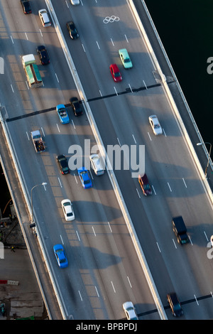 Vista aerea del traffico sulla East Coast Parkway, Singapore Foto Stock