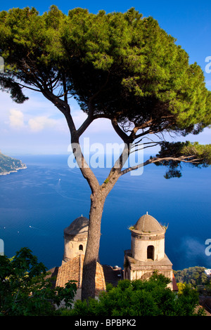 Vista della Costiera Amalfitana Villa Rufolo nella cittadina collinare di Ravello in Campania Italia Foto Stock