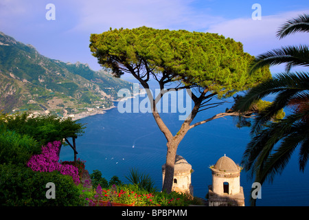 Vista della Costiera Amalfitana Villa Rufolo nella cittadina collinare di Ravello in Campania Italia Foto Stock