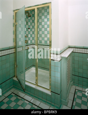 Porte a vetro sulla cabina doccia con verde+pareti piastrellate di bianco in bianco bagno con parete verde piastrelle Foto Stock