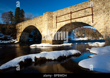 La Scozia, Highlands scozzesi, Cairngorms National Park. Il vecchio ponte di Spey, vicino a Grantown on Spey. Foto Stock