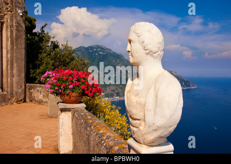 Statue lungo la terrazza di Villa Cimbrone a Ravello lungo la Costiera Amalfitana Campania Italia Foto Stock