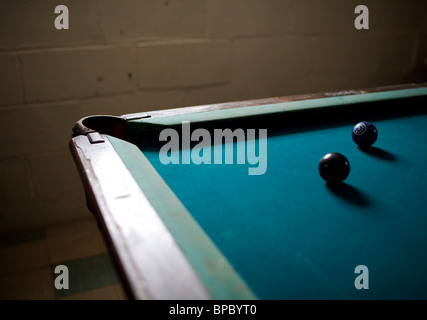 Le sfere di piscina al buio su un tavolo da biliardo Foto Stock