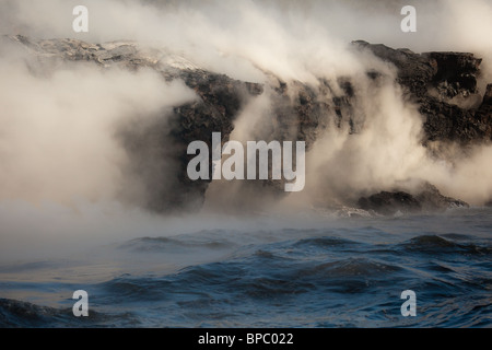 Rocce di cottura a vapore a Kalapana, Hawaii dove lava dal vulcano Kilauea è fluente nell'Oceano Pacifico. Foto Stock