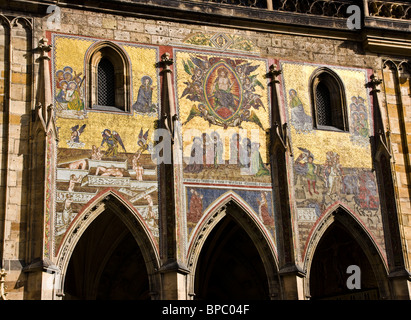 Mosaico in oro del giudizio ultimo la Cattedrale di San Vito Praga Repubblica Ceca Europa Foto Stock