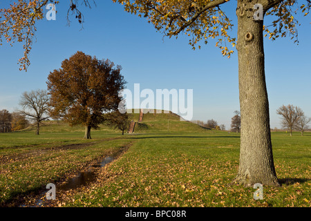 Monks Mound, il più grande uomo tumulo di terracotta negli Stati Uniti a Cahokia Mounds State Historic Site in Illinois, Stati Uniti d'America. Foto Stock