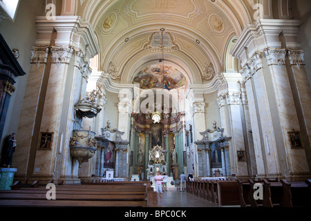 I turisti in visita a l'interno di Maria Radna monastero francescano in Romania. Foto Stock