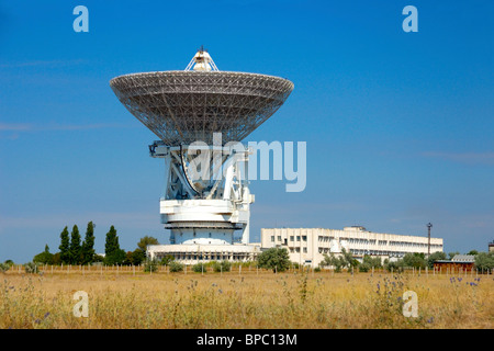 Piatto Porabolic spazio al centro di controllo in Crimea Ucraina Foto Stock