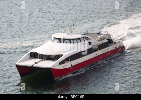 Un getto rosso 4 passeggeri e catamarano di trasporto passeggeri da Southampton a Cowes. Foto Stock