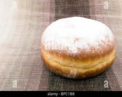 Una gustosa ciambella sul tessuto marrone sfondo Foto Stock