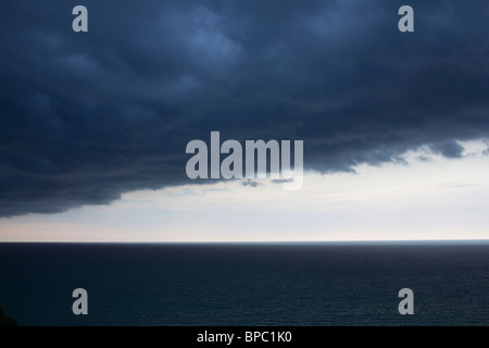 Tempesta tropicale rottura sul mare della cina del sud a Kuantan, Malaysia Foto Stock