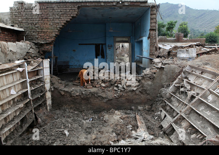 Delle vittime delle inondazioni in Pakistan ricevere aiuti da MSF Foto Stock