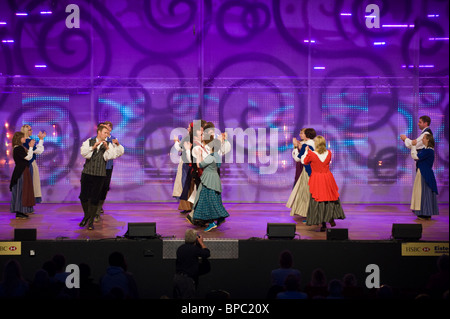 Danze popolari gruppo esibirsi sul palco in concorrenza a livello nazionale Eisteddfod del Galles annuale festival culturale Foto Stock