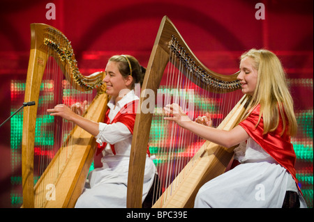 Giovani donne harpists suonare sul palco in concorrenza a livello nazionale Eisteddfod del Galles Welsh annuale festival culturale Foto Stock