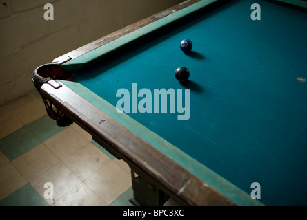 Le sfere di piscina al buio su un tavolo da biliardo Foto Stock