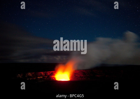 Luminescenza dallo sfiato al cratere Halemaumau nel vulcano Kilauea. Foto Stock