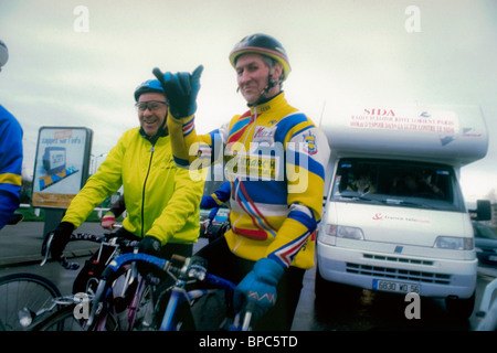 Francia - Aids Bike-a-Thon evento di raccolta fondi, Bretagna a Parigi Sidaction, ciclisti su strada (per Thierry Rousseau) Volontarii in Europa Foto Stock