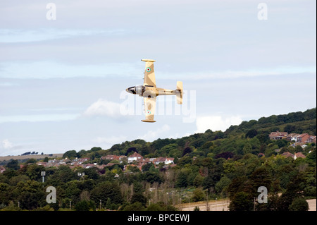 Un BAC 167 Strikemaster vola attraverso i cieli in pratica per il 2010 RAFA Airshow Shoreham Foto Stock