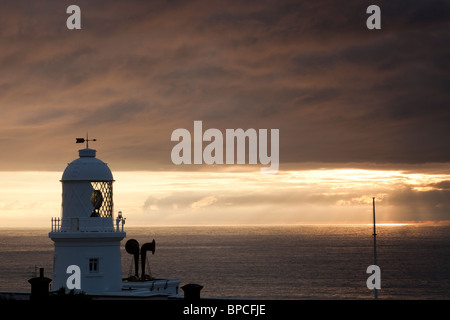 Tramonto spettacolare a Pendeen Lighthouse Cornwall Inghilterra REGNO UNITO Foto Stock