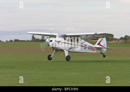 Piper PA-22 Tri-pacer, reg G-ARBS, a Sywell Foto Stock