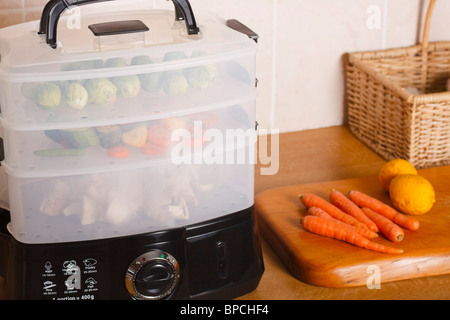 Ortaggi freschi da cuocere in un interno cuoci a vapore. Foto Stock