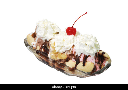 Banana Split isolato su sfondo bianco con percorso di clipping. Foto Stock