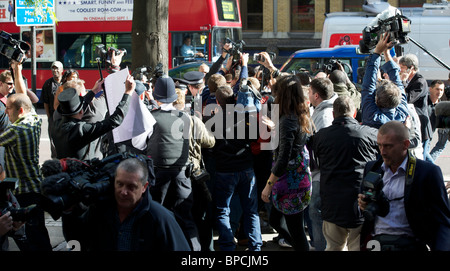 LONDON, Regno Unito - 24 agosto : Pic mostra George Michael arrivando a Highbury Corte dei Magistrati sulle tariffe di pilotaggio di farmaco Foto Stock