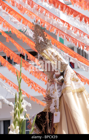 La Madonna o Senora de Carmen patrono dei pescatori in processione durante la Fiesta in Playa San Juan Tenerife Isole Canarie Foto Stock