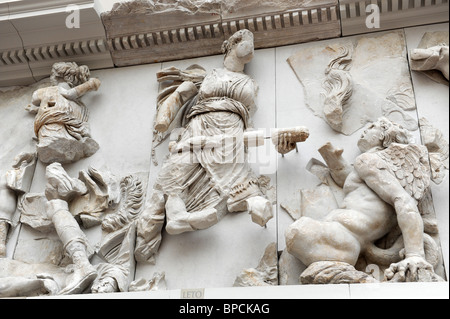 Leto & Apollon, Gigantomachy fregio al Pergamon Museum Pergamonmuseum Isola dei Musei di Berlino Germania Deutschland Europa Foto Stock