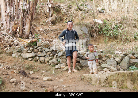 Un Nero nonno Hmong con il nipote nella campagna del Vietnam Foto Stock