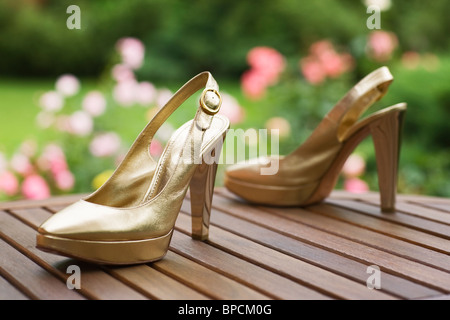 Coppia di donna tacco alto scarpe sul bordo esterno Foto Stock