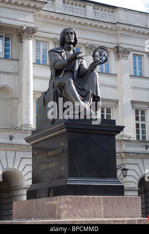 Statua di astromoner Copernicus di Varsavia Polonia davanti all Accademia delle Scienze Foto Stock