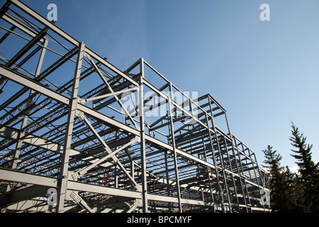 St. Albert, Alberta, Canada; telaio in acciaio di un edificio in costruzione Foto Stock