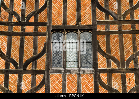 I Chiostri del Castello di Windsor sono case di grazia e favori all'interno dei terreni del castello. Edificio medievale esterno in mattoni in legno Berkshire Inghilterra anni '2006 2000 UK HOMER SYKES Foto Stock