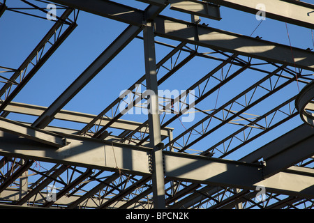 St. Albert, Alberta, Canada; telaio in acciaio di un edificio in costruzione Foto Stock
