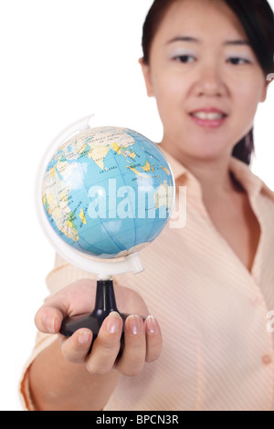 Una donna asiatica tenendo un mini globe Foto Stock