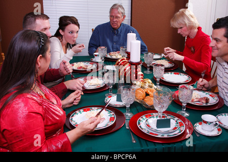 Condivisione in famiglia cena di Natale insieme Foto Stock