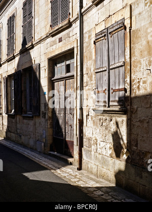 Casa vecchia facciata in ombra su strada tranquilla nella città francese - sud-Touraine, Francia. Foto Stock