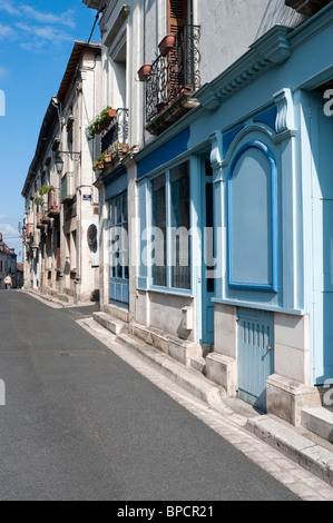 Strada tranquilla nella città francese - sud-Touraine, Francia. Foto Stock