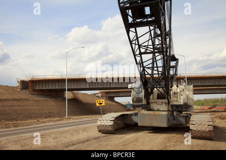 St. Albert, Alberta, Canada; grande gru per la costruzione di ponti Foto Stock