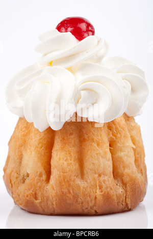 Gustosa torta con panna montata e ciliegia isolato su bianco Foto Stock