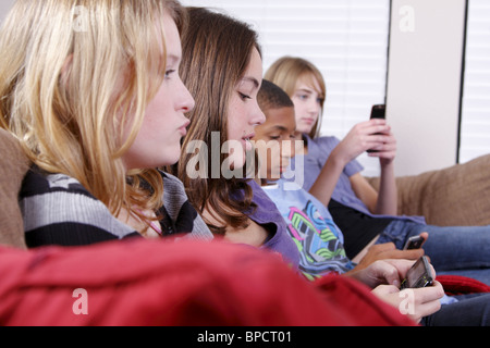 Teens appendere fuori controllo i loro telefoni cellulari Foto Stock