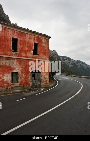 Una casa abbandonata nelle montagne in Sardegna, Tortolì, Italia Foto Stock